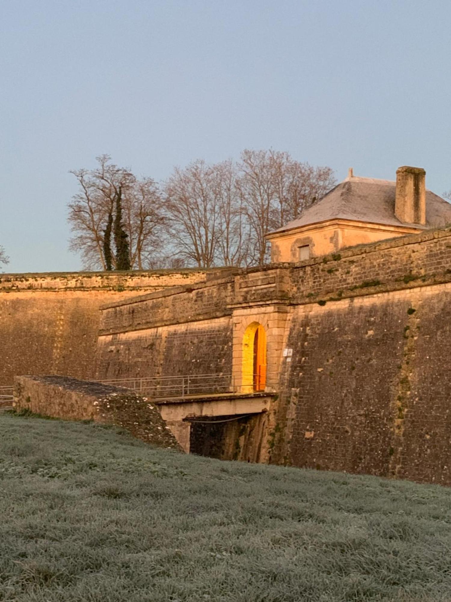 Auberge Du Porche Blaye Exterior foto